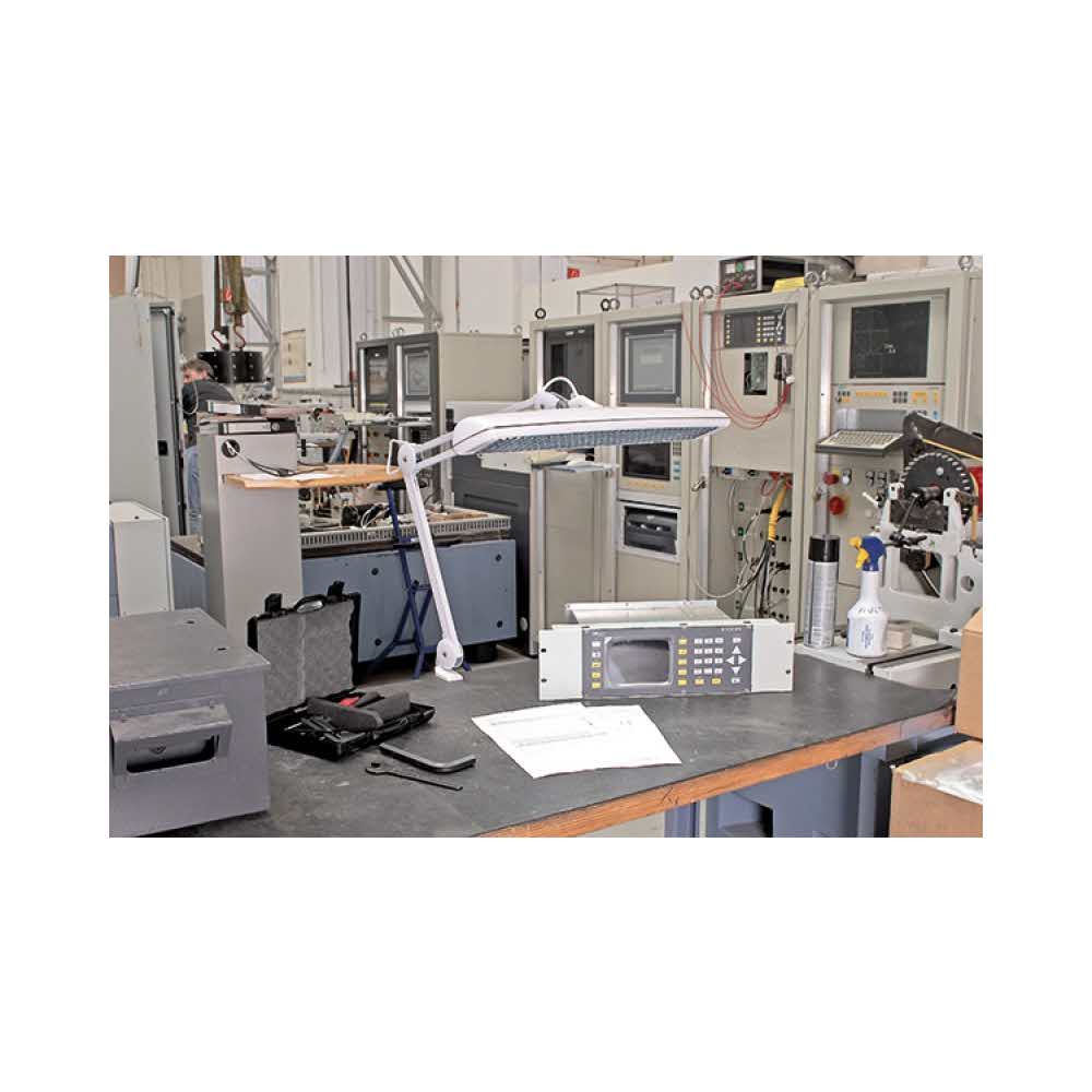 lampa na biurko 4 alibiuro.pl Lampka energooszczędna na biurko MAULatelier 3x14W mocowana zaciskiem biała 82