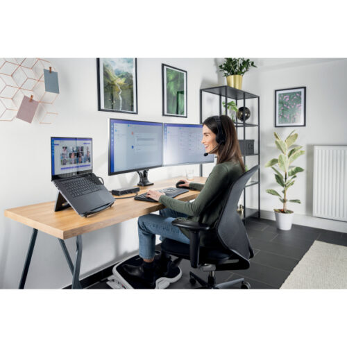 56153_07.jpg Podnóżek Kensington SmartFit™ SoleMate™ Comfort, szaro-czarny