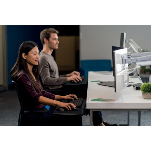 K55471EU_iu_06.jpg Podwójne ramię Kensington SmartFit™ One-Touch do monitora, szare