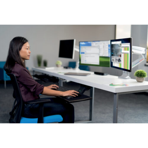 K55471EU_iu_07.jpg Podwójne ramię Kensington SmartFit™ One-Touch do monitora, szare